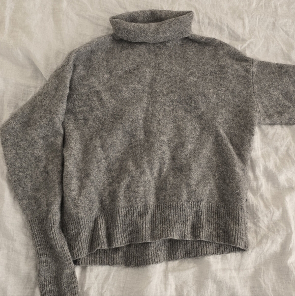 Aritzia Sweaters - Aritzia Wilfred Gray Cashmere Turtleneck Sweater